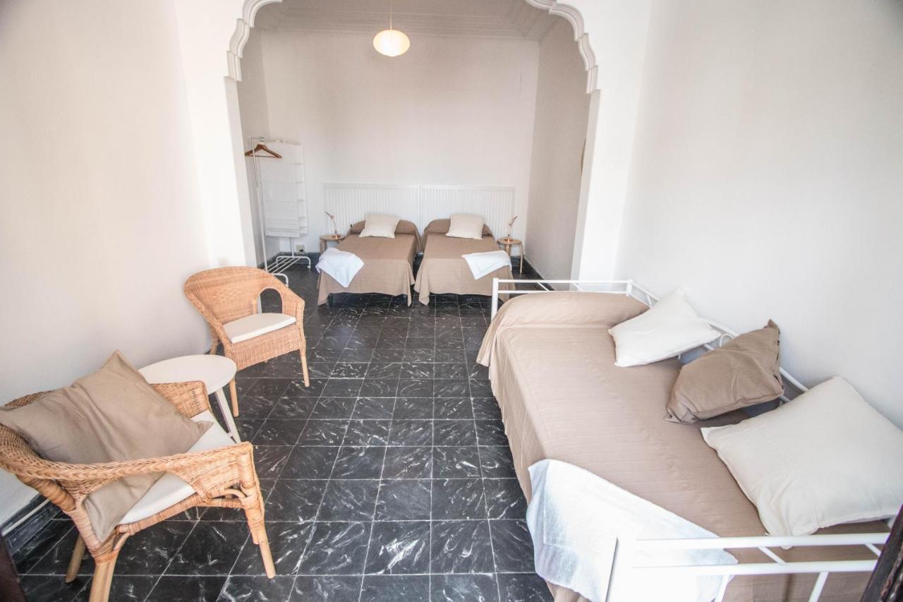Chambre Triple avec Balcon et Salle de Bains Commune
