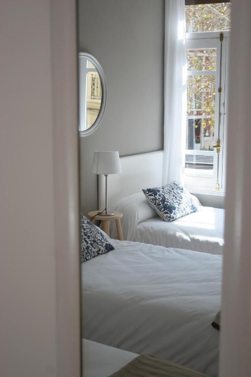 Grande Chambre Lits Jumeaux avec Salle de Bains Commune
