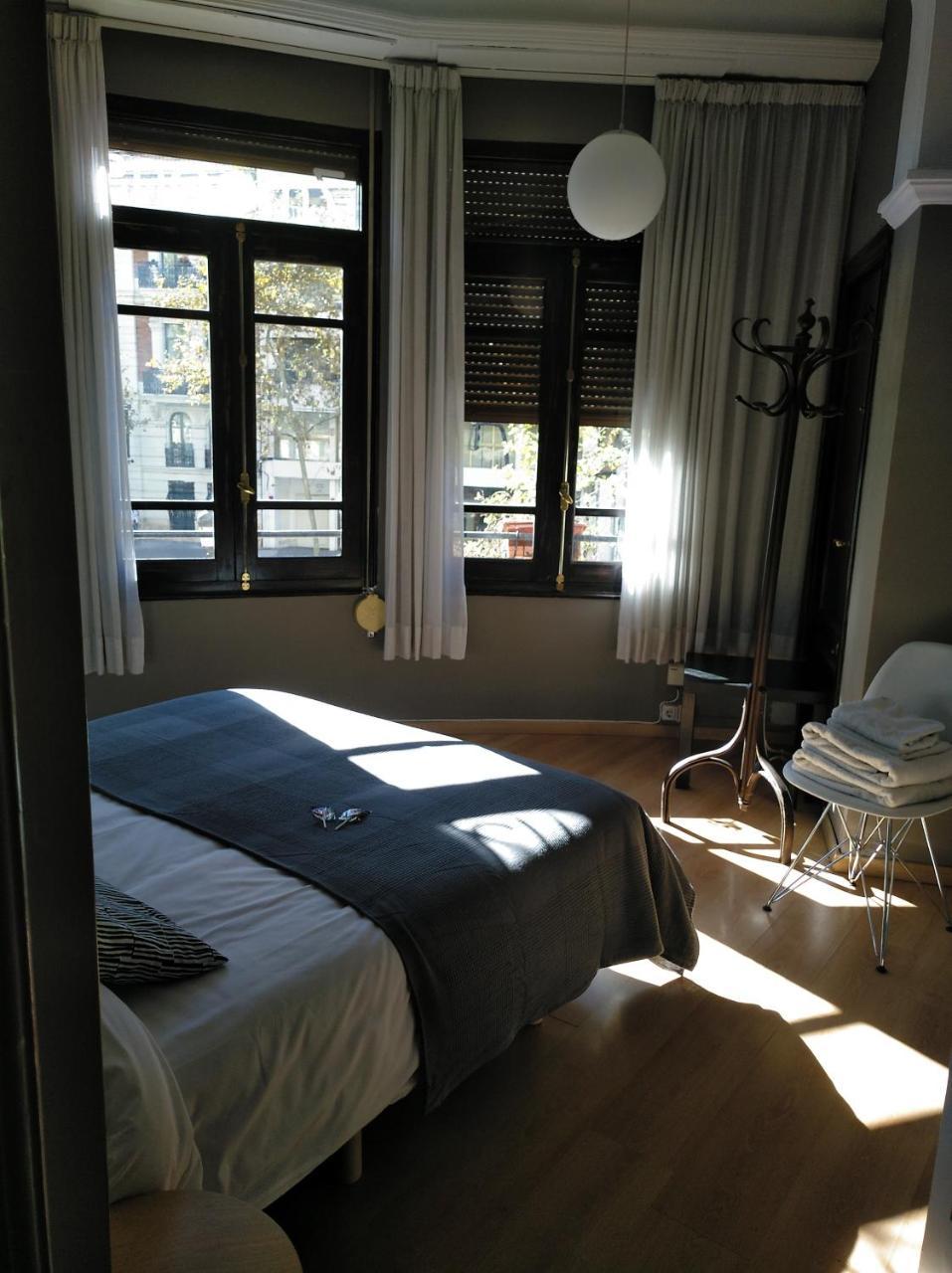 Chambre Lit Queen-Size avec Salle de Bains Commune